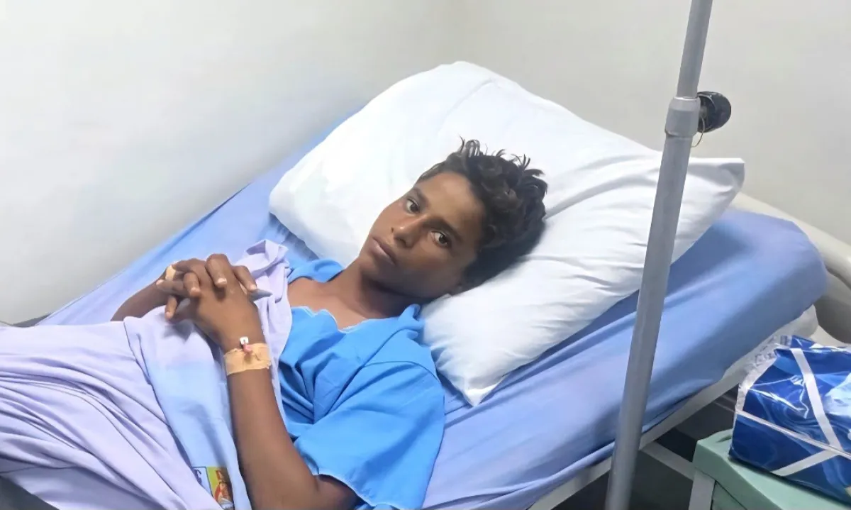 اعتداء مسلح حوثي بالسكين على طفل بائع في سوق سمك بالحديدة