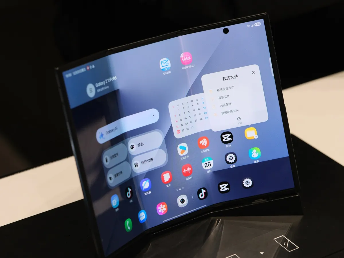 مستقبل الهواتف ثلاثية الطي: بين الإقبال المحدود والتحديات التقنية والتكلفة