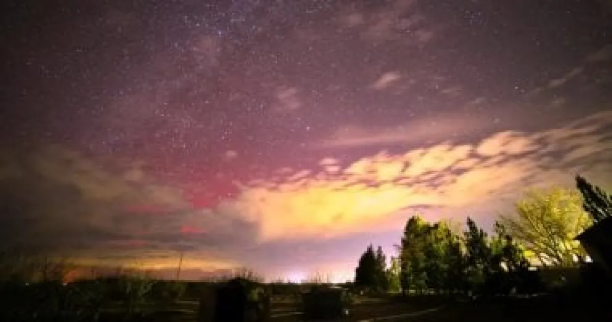 عاصفة مغناطيسية قوية تجلب الشفق القطبي الملون إلى سماء العالم