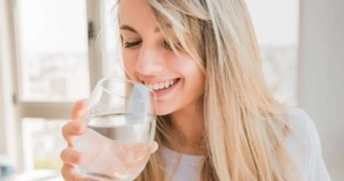 عادة الصباح الذهبية: لماذا يجب أن تبدأ يومك بشرب الماء فور الاستيقاظ؟