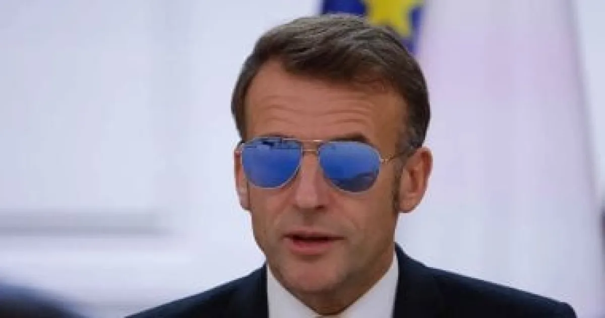 ماكرون يرتدي نظارة شمسية في دافوس بعد ظهور عينه المصابة