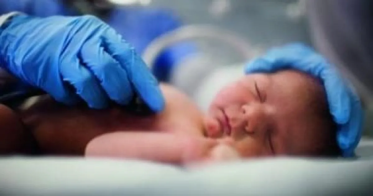 الولادة القيصرية وتأثيرها على ميكروبيوم الطفل المعوي: هل يمكن التعويض؟