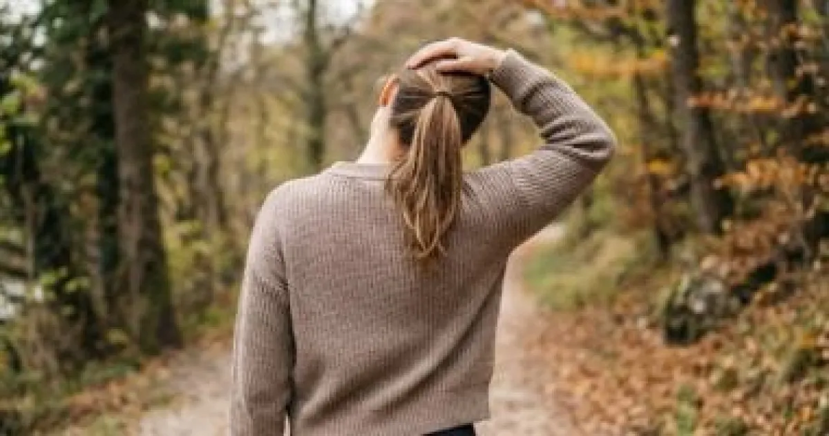 هل "طقطقة" الرقبة سبب جلطة دماغية؟ قصة تحذيرية صادمة