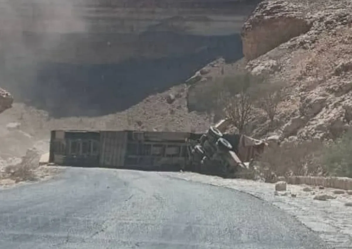 حادث انقلاب وإخلاء إثر حريق يعرقل الحركة في حضرموت ومأرب