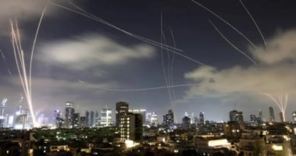 تقارير إسرائيلية: إيران أطلقت 3 صواريخ انشطارية باتجاه إسرائيل منذ بدء الصراع