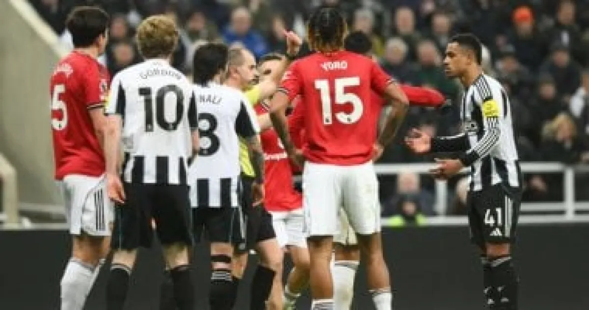 تعادل وإثارة: نيوكاسل ومانشستر يونايتد يتبادلان الأهداف وطرد في شوط أول ناري