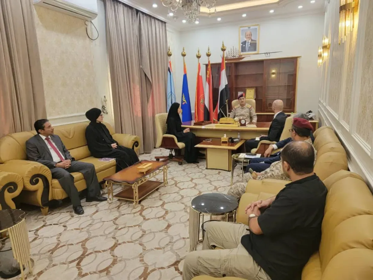 وزير الدفاع اليمني يبحث مع الصليب الأحمر تعزيز جهود الإغاثة وقضية الأسرى