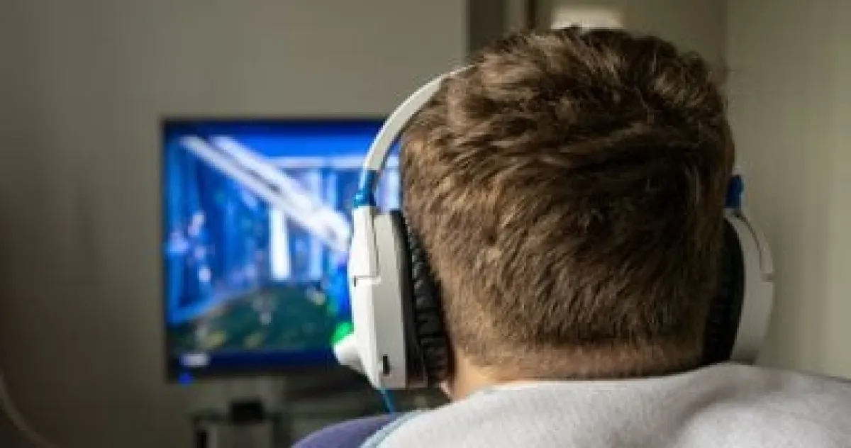 الجلوس الطويل والألعاب الرقمية: دراسة تكشف تأثيرها على وزن الشباب وصحتهم النفسية