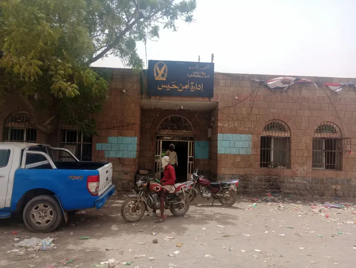 أمن حيس يلقي القبض على متهم بسرقة وبيع دراجات نارية في مناطق خاضعة للحوثيين