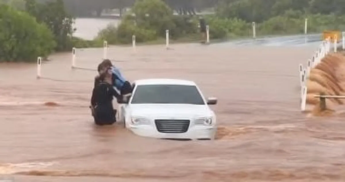 كوينزلاند: إنقاذ درامي لطفل من سيارة غمرتها فيضانات مفاجئة وتحذيرات للسائقين