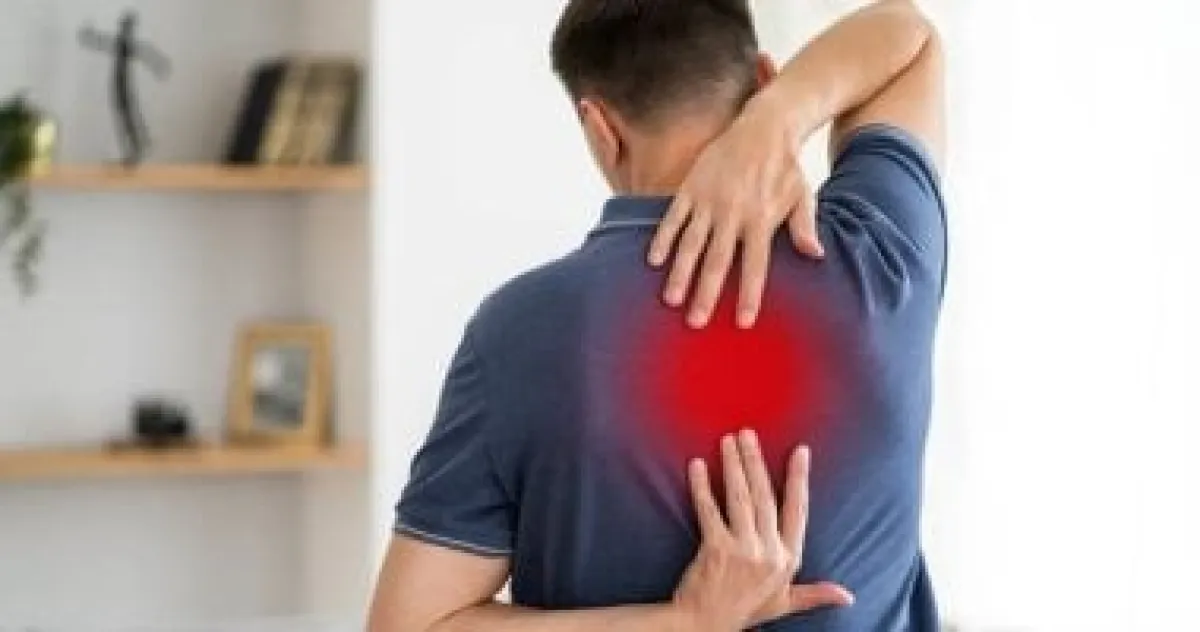 التهاب الفقرات التصلبي: ما هو، أعراضه الخفية، وأحدث طرق علاجه