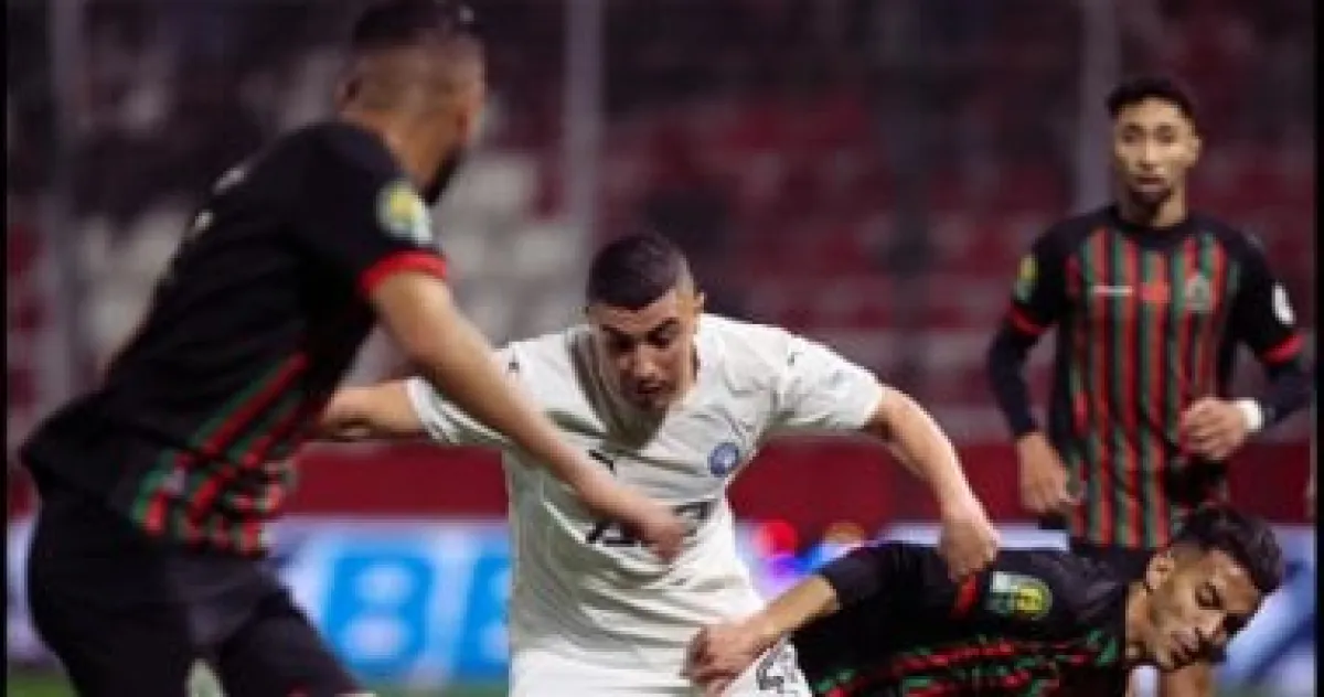 كاف يثير الجدل: تقرير رسمي يتحدث عن دعم جماهيري للجيش الملكي رغم عقوبة المنع أمام بيراميدز