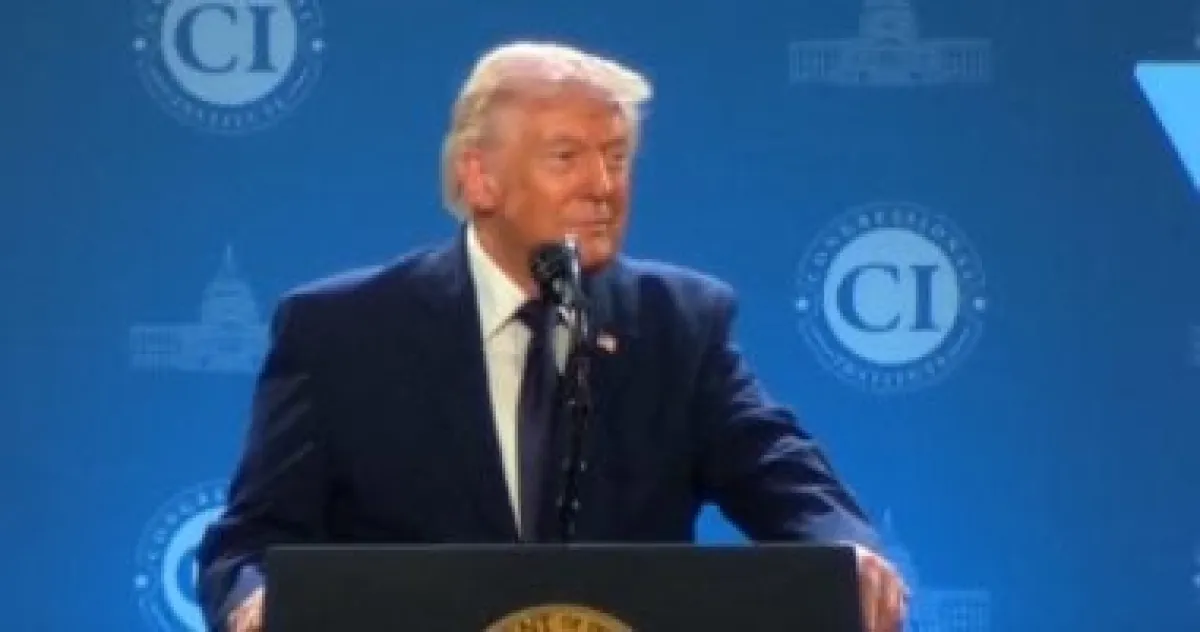 ترامب يغير موقفه بشأن أسعار النفط ويتحدى تهديدات إيران بشأن مضيق هرمز