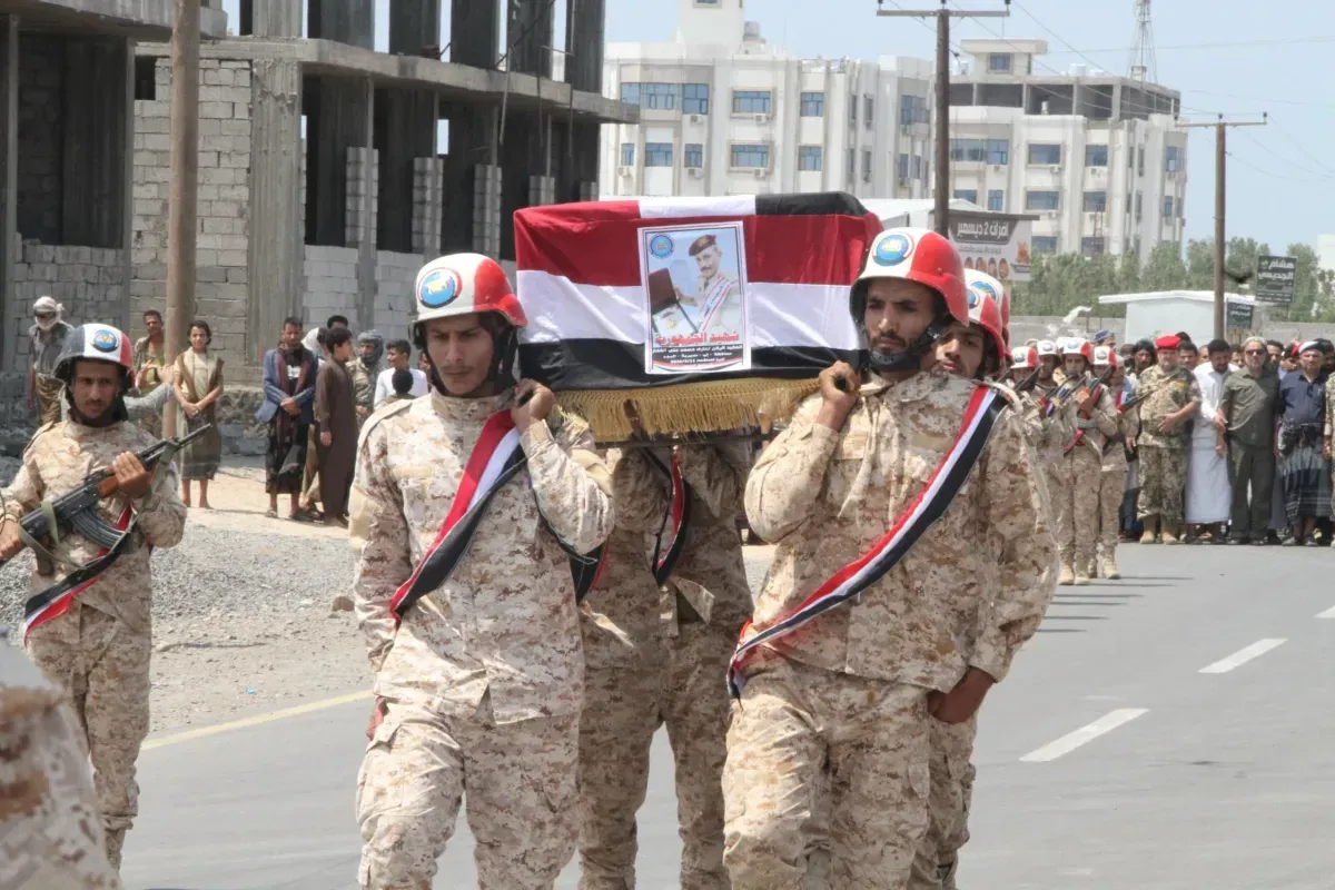 المقاومة الوطنية تودع العقيد الركن عارف القفاز في مراسم رسمية وشعبية بالساحل الغربي