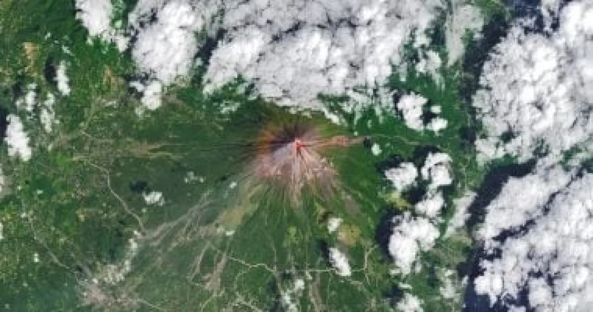 لاندسات 8 يلتقط مشهداً نارياً لثوران بركان مايون من الفضاء