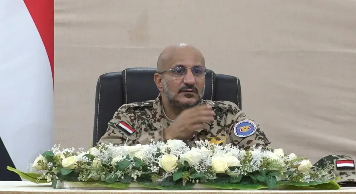 طارق صالح يترأس اجتماعاً عسكرياً موسعاً لمناقشة الجاهزية العملياتية بالساحل الغربي