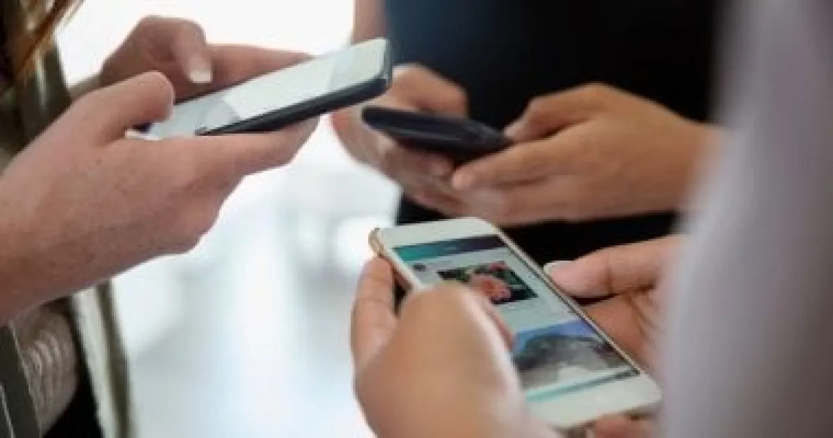 اليونسكو تكشف: 60% من دول العالم تحظر الهواتف المحمولة في المدارس