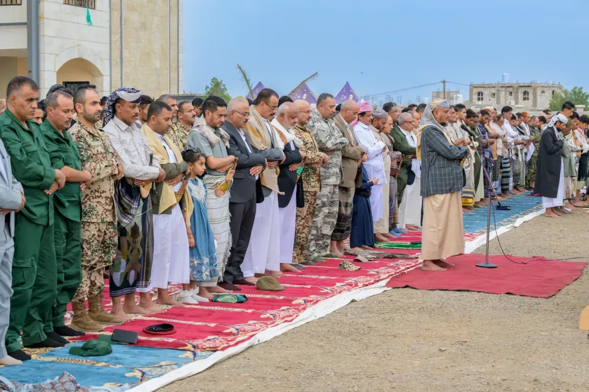 طارق صالح يؤدي صلاة العيد في المخا وسط حشد من المواطنين