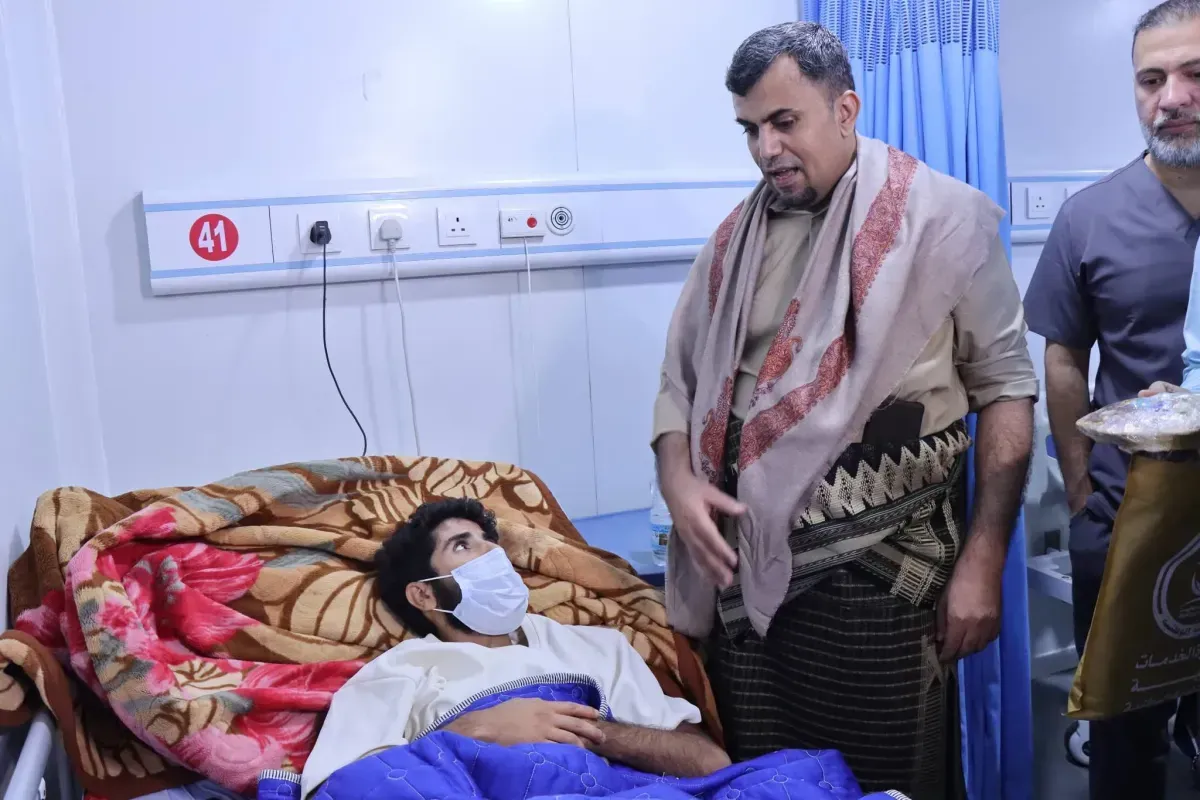 مدير طبية المقاومة الوطنية يعايد جرحى الساحل الغربي في عيد الفطر