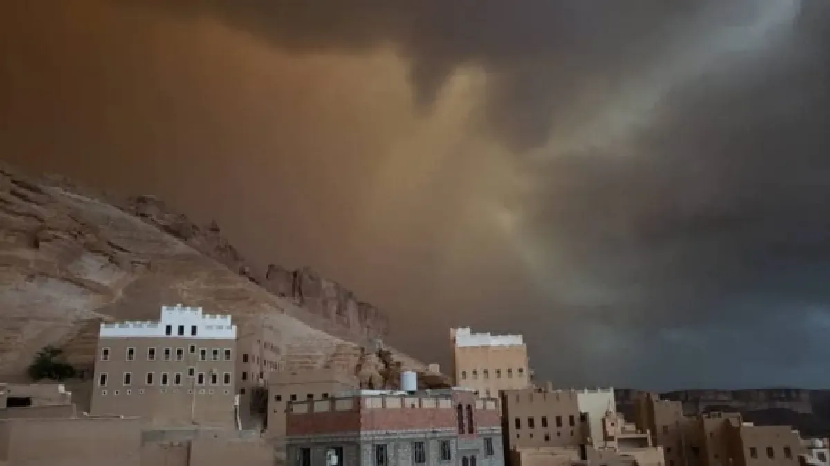 ضحايا انهيار منزل بصنعاء وسيول تجرف سداً في حضرموت