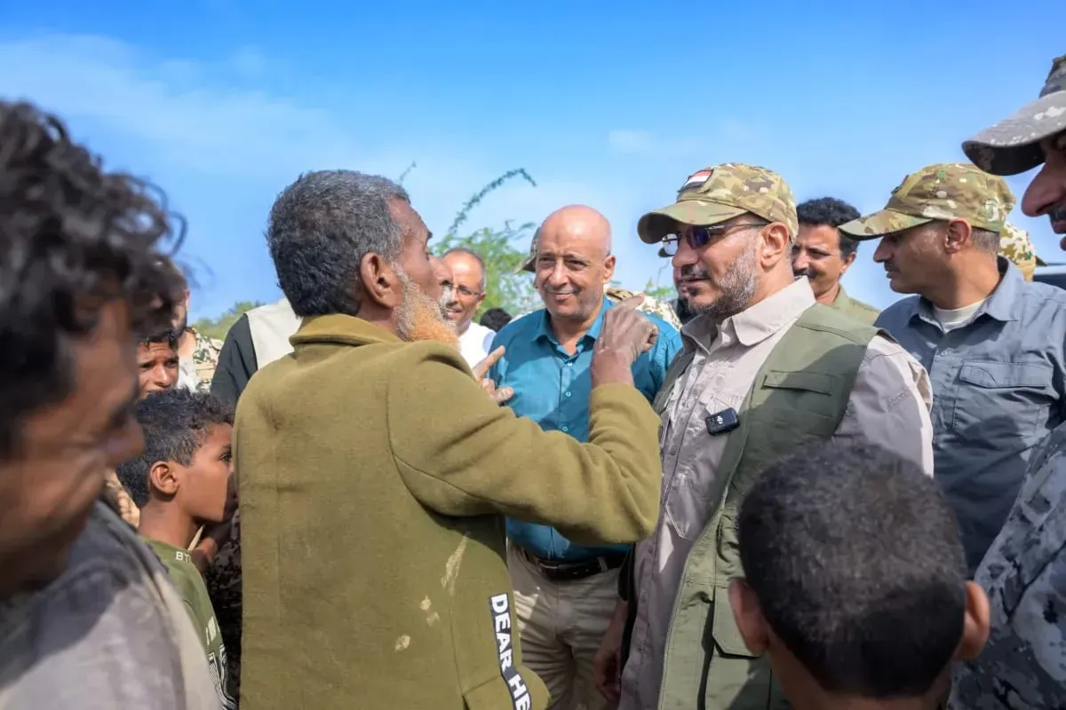 طارق صالح يوجه بجهود إغاثية عاجلة بعد سيول الساحل الغربي