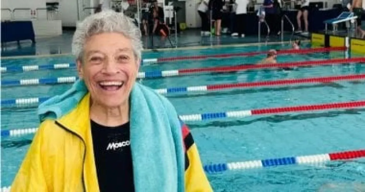 السباحة البريطانية جين آشر: 95 عامًا من الأرقام القياسية ونصائح للشباب لشيخوخة صحية