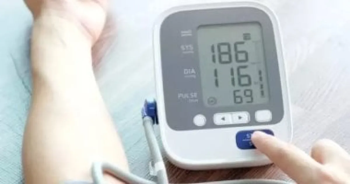 قياس ضغط الدم في المنزل: دليل شامل ودقة النتائج