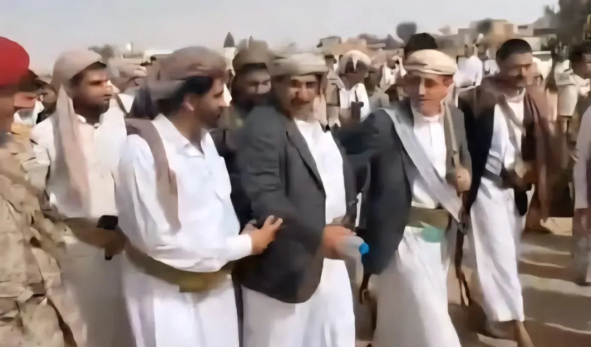 وزير الدفاع يؤكد دور القبائل الداعم للدولة خلال زيارة لمأرب