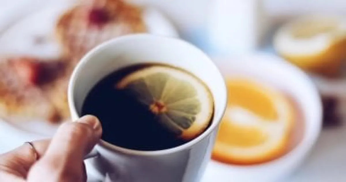 القهوة بالليمون: بين التريند والواقع.. فوائد مزعومة ومخاطر حقيقية