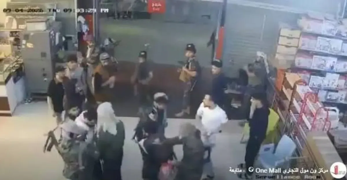 مليشيا الحوثي تقتحم مركزاً تجارياً في إب وتغلقه بالقوة