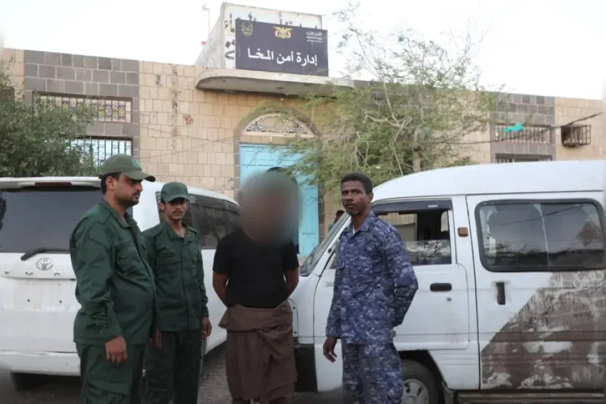 المخا تسلّم باصًا مسروقًا ومتهمًا إلى شرطة عدن
