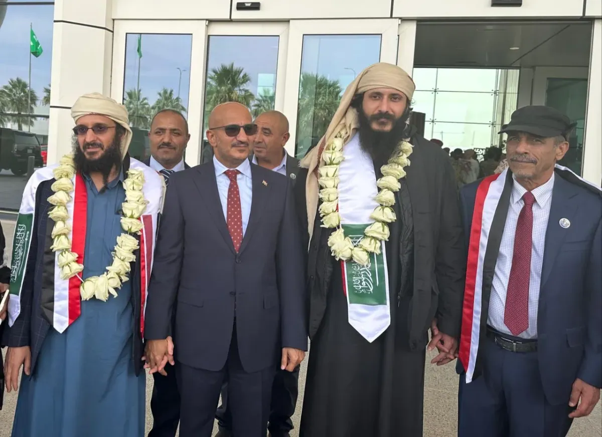 طارق صالح يستذكر تحرير شقيقه وابنه بعد اختطاف حوثي