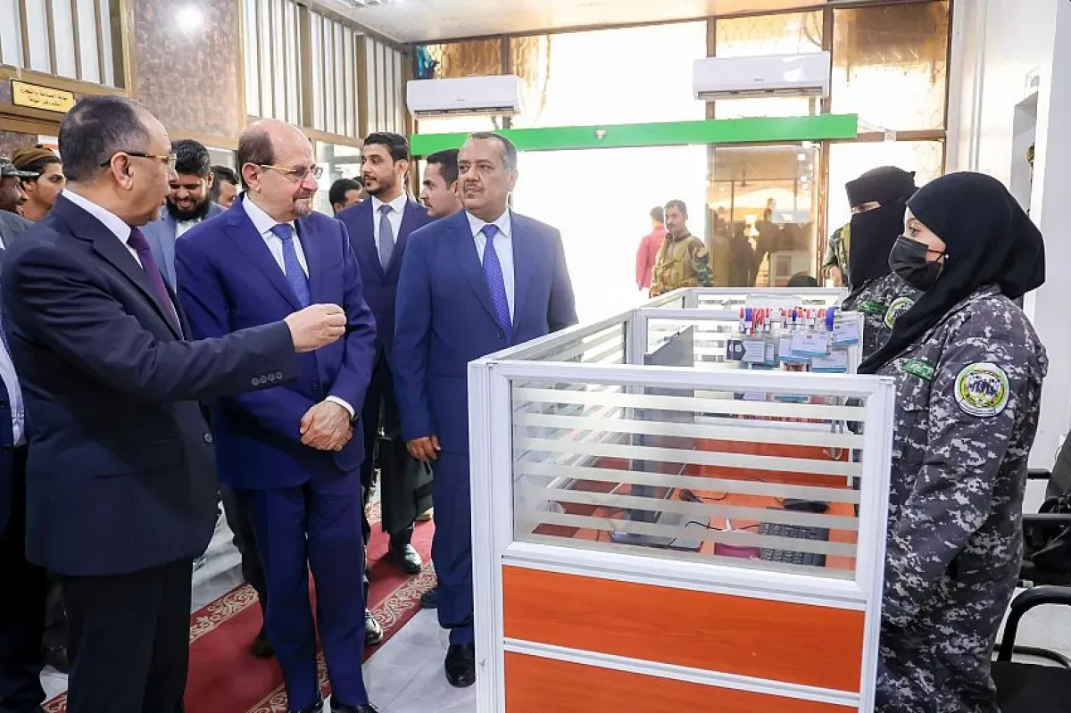 رئيس الوزراء يتفقد مؤسسات حكومية في عدن لتعزيز الرقابة والإصلاح الإداري