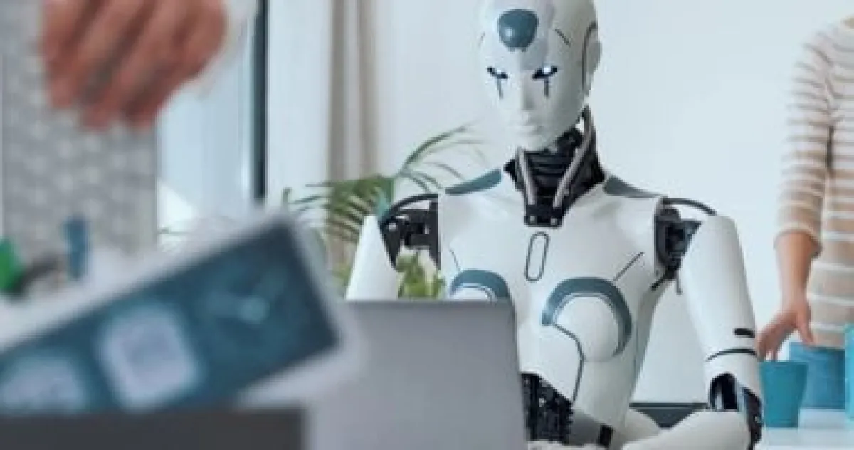 شركة صينية تحول موظفًا سابقًا إلى "شبح رقمي" بالذكاء الاصطناعي.. جدل واسع