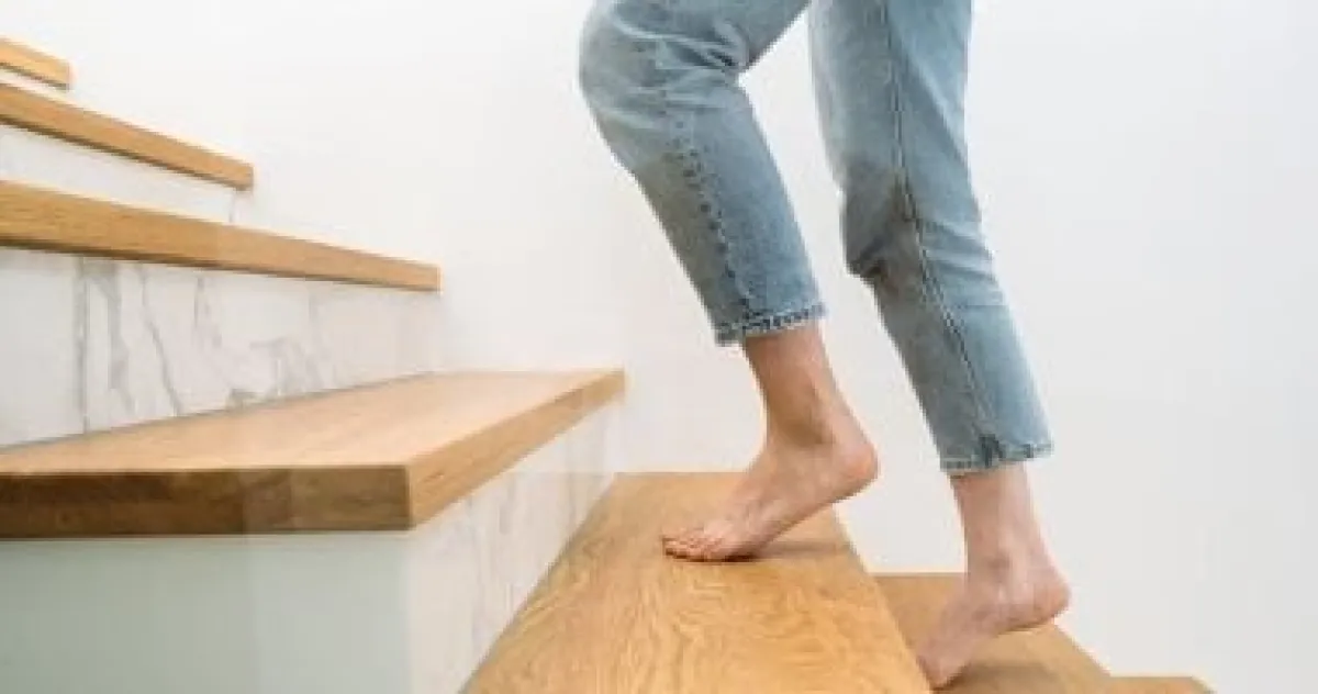 دليلك الشامل لصعود ونزول السلالم بعد جراحة القدم