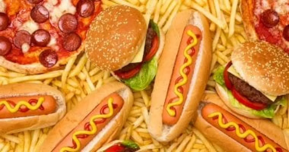 أطعمة مصنعة تضعف عضلاتك حتى بوزن طبيعي