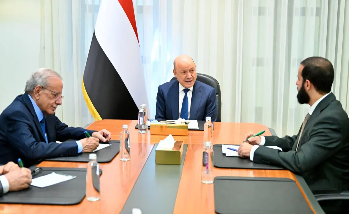 العليمي يؤكد ضرورة الجاهزية والتنسيق الأمني والعسكري في أبين