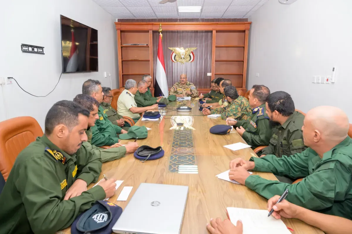 طارق صالح يطلع على إصلاحات الداخلية ويترأس اجتماعاً أمنياً في الساحل الغربي