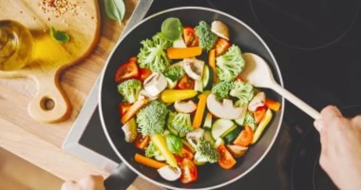 دراسة: الوجبات السريعة والمقالي قد تزيد خطر السرطان لدى الشباب