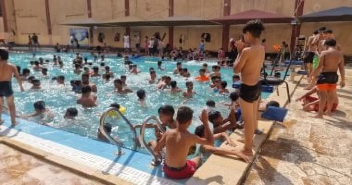 خبراء: احذروا "عين السباح".. طرق بسيطة لحماية عيونكم من الكلور