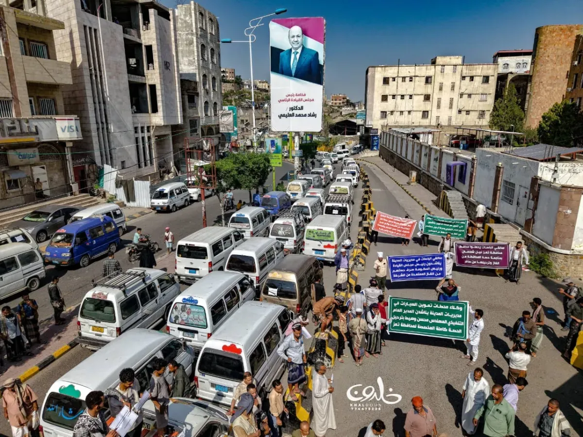 احتجاجات سائقي الباصات بتعز ضد أزمة الغاز ونقص الإمدادات