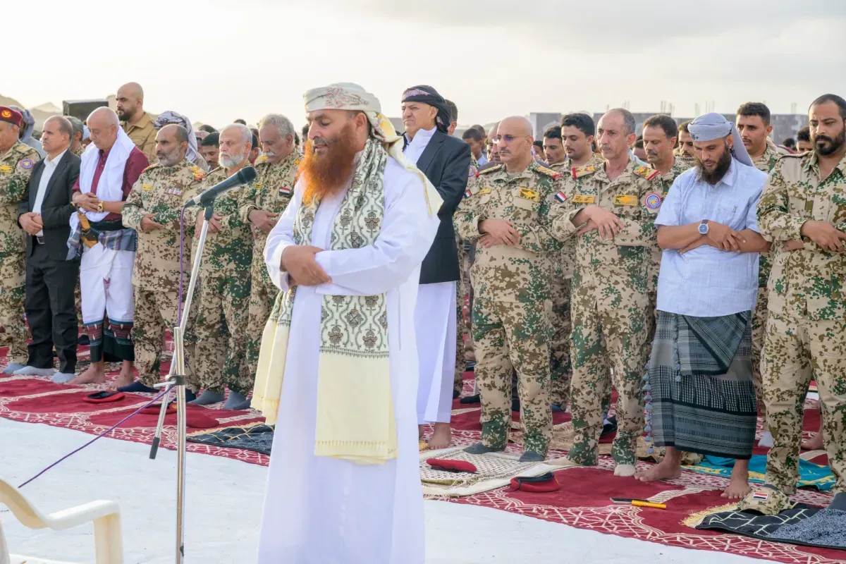 طارق صالح يؤدي صلاة العيد مع المواطنين في باب المندب