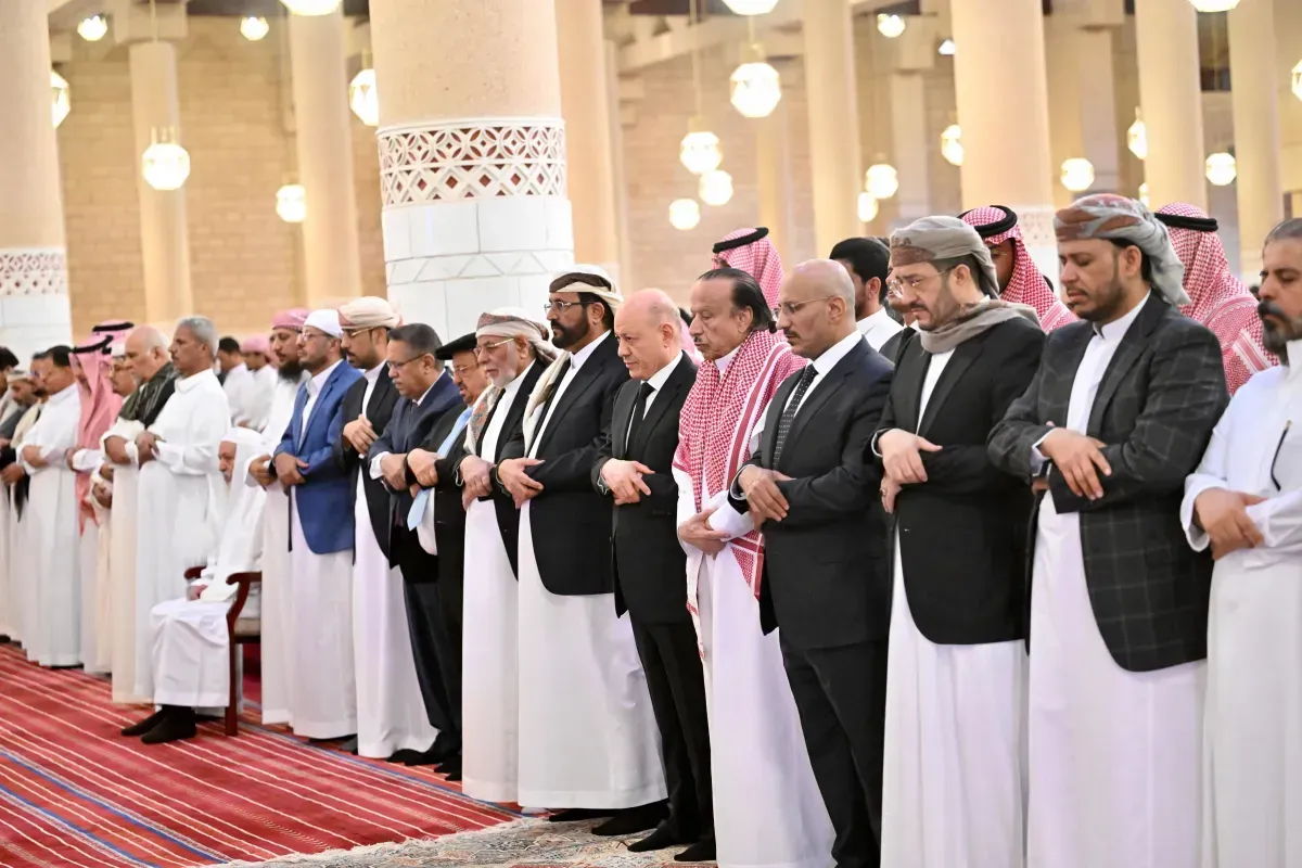 طارق صالح يشارك في تشييع جثمان الرئيس السابق هادي بالرياض