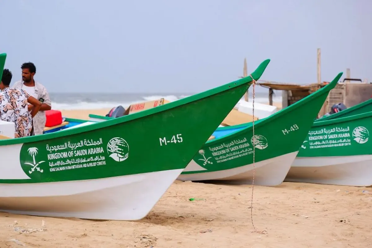 مركز الملك سلمان يدشن توزيع قوارب صيد في المهرة لدعم الصيادين المتضررين