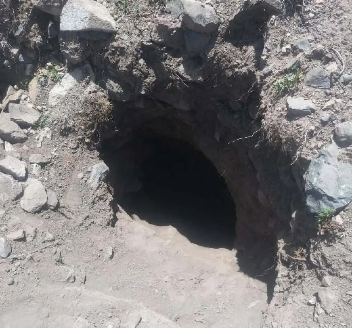 نهب موقع أثري تاريخي في إب بتواطؤ حوثي