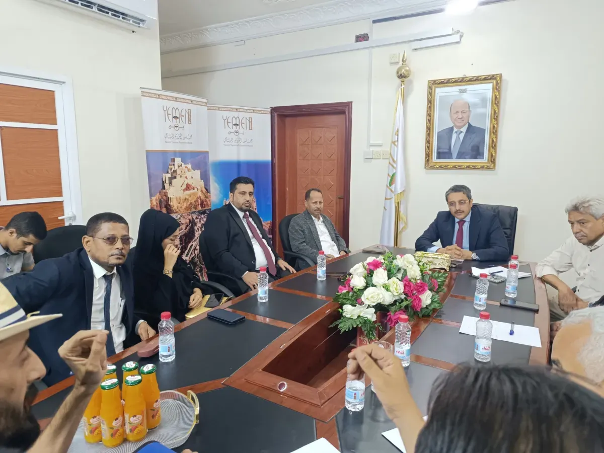 وزير الثقافة والسياحة يناقش تطوير القطاع الفندقي والاستثمار السياحي في عدن