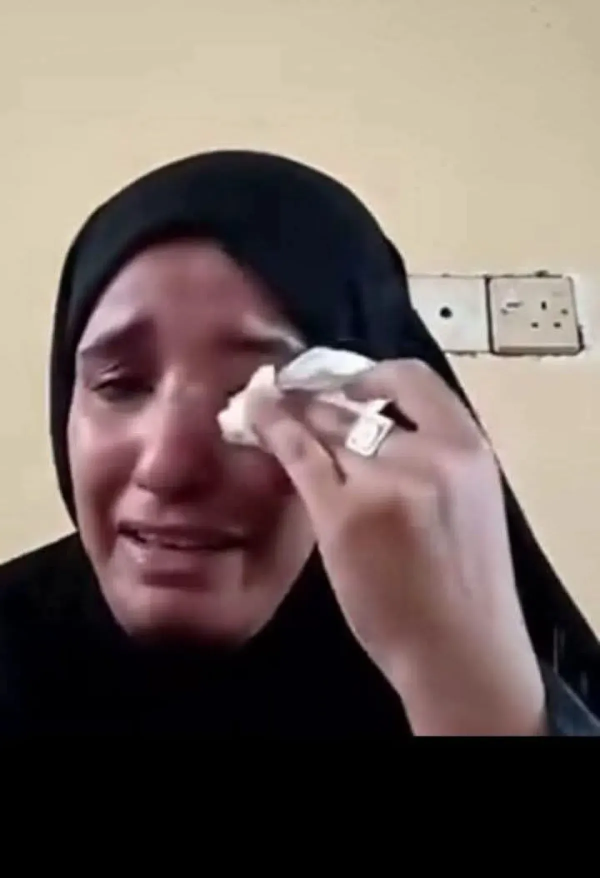 ناشطة تكشف انتهاكات "صادمة" ضد نساء في نقاط تفتيش الحوثيين بالحديدة