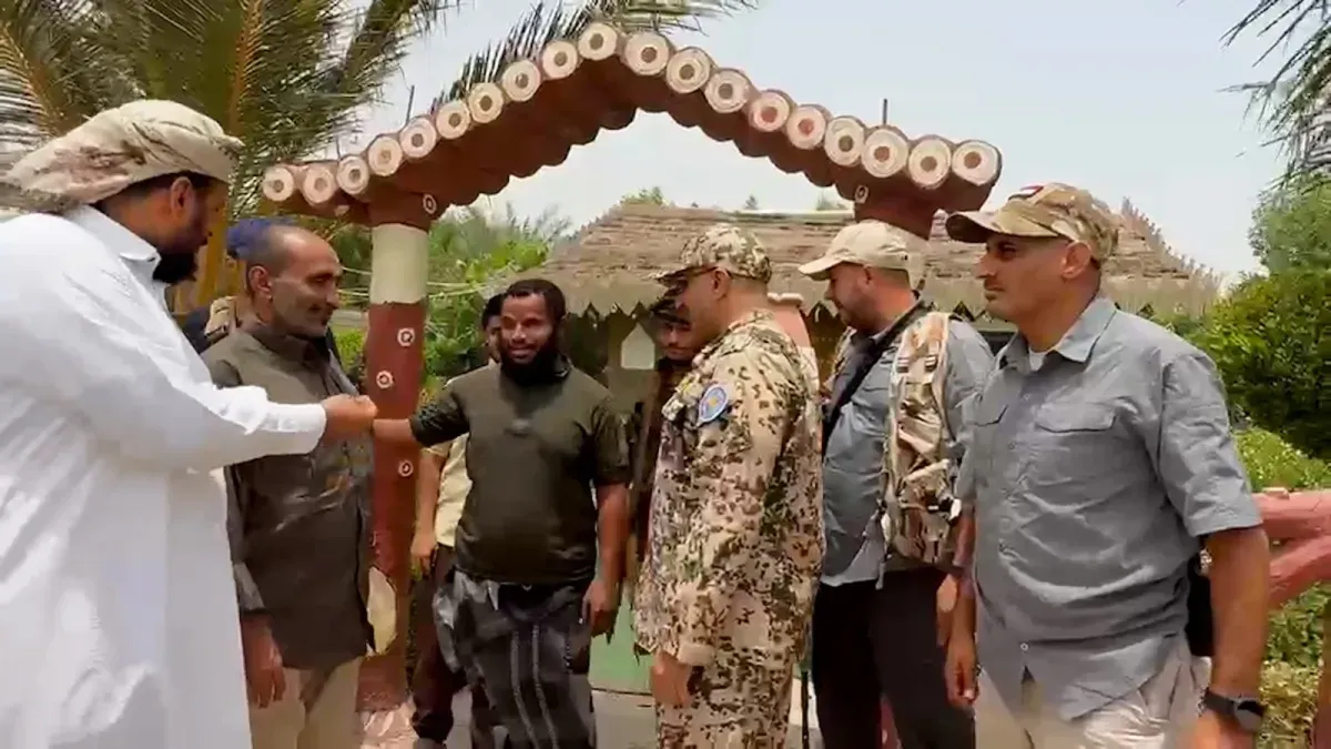 طارق صالح يعزي أسرة الشهيد وحيش ويؤكد: دماء الشهداء نبراس لاستعادة الدولة