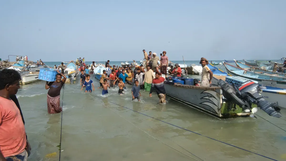 الخوخة تستقبل 15 صياداً بعد احتجازهم 3 أشهر في إريتريا