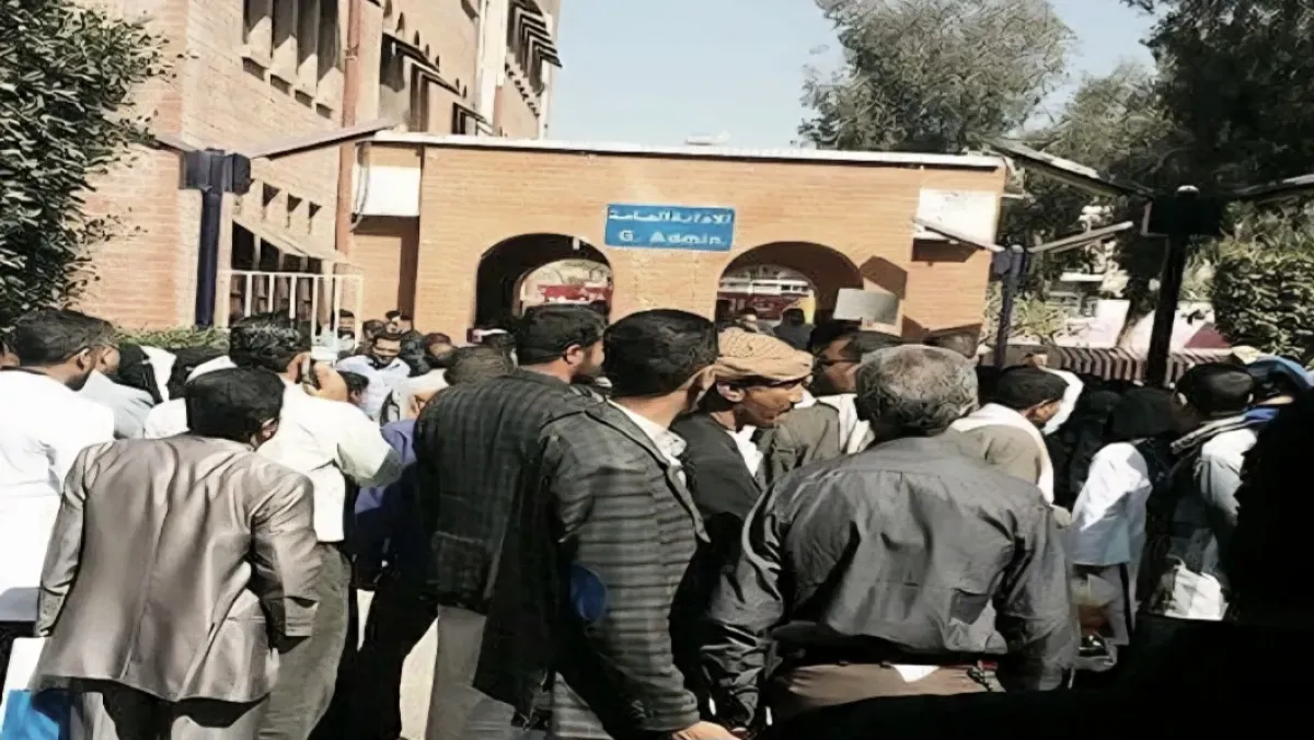 اعتداء مهين على طبيب قلب بمستشفى الثورة بصنعاء على يد حراسة حوثية